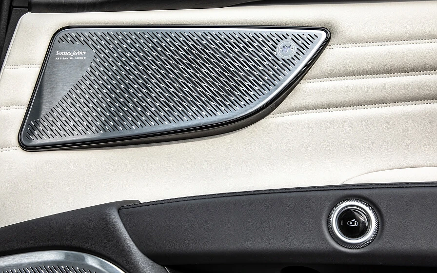 Detalle del sistema de audio Sonus Faber integrado en el interior blanco del Maserati Grecale