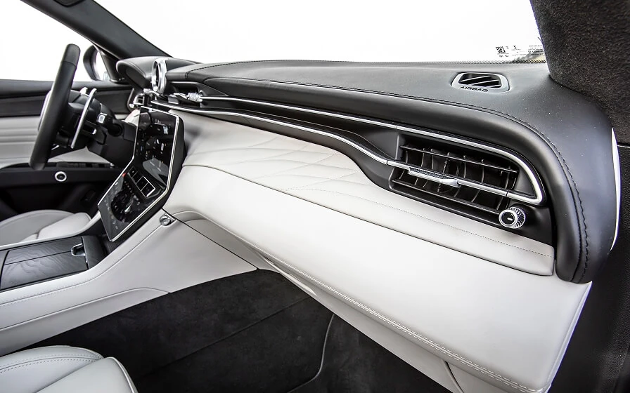 Detalle del tablero y perillas artesanales del interior del Maserati Grecale