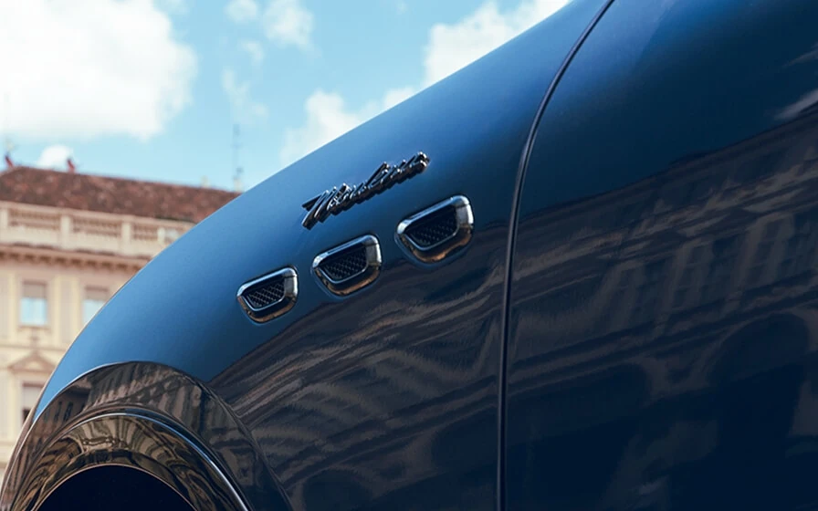 Logotipo Maserati sobre las entradas de aire laterales del Grecale