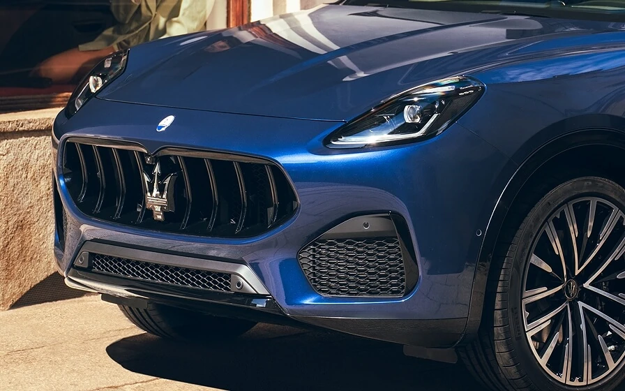 Vista frontal izquierda de la parrilla Maserati Grecale con el Tridente y los faros LED verticales