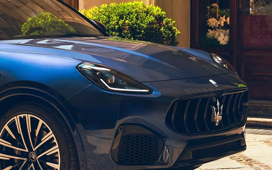 Vista frontal derecha de la Maserati Grecale con faros LED de diseño vertical contemporáneo